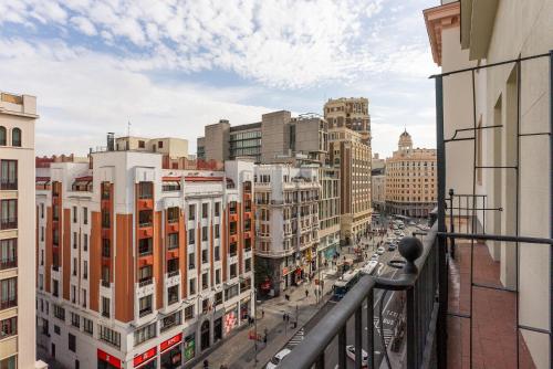 Estudio con vistas a la ciudad del hotel SmartRental Gran Via 47. Foto 10