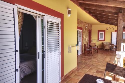 Habitación Familiar con baño compartido del hotel La Colina Jandia. Foto 2