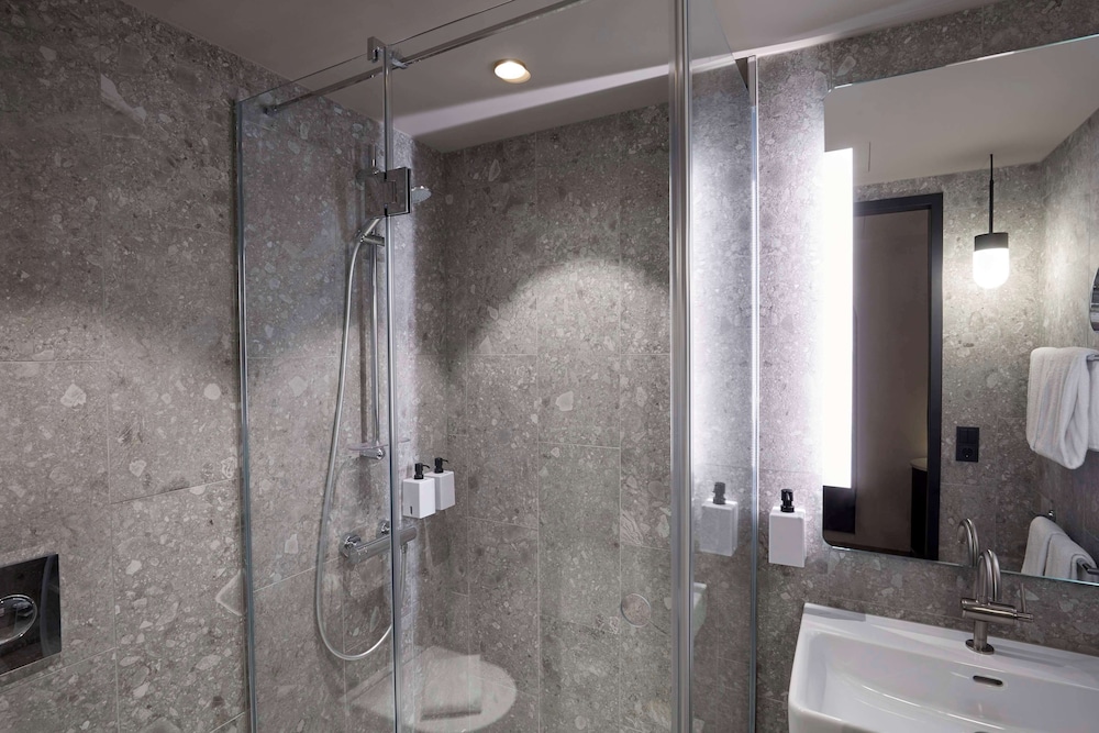 Habitación estándar (King) del hotel Scandic Frankfurt Hafenpark. Foto 12