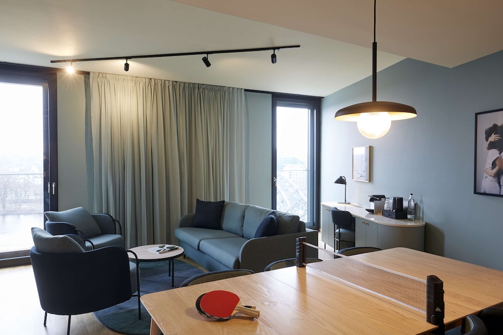 Suite, Acceso al salón del club (Master) del hotel Scandic Frankfurt Hafenpark. Foto 3