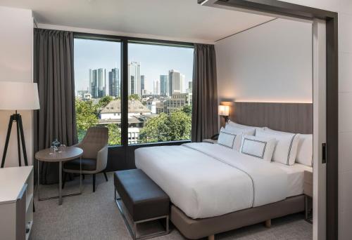 Habitación Premium Meliá con vistas al perfil urbano del hotel Melia Frankfurt City. Foto 1