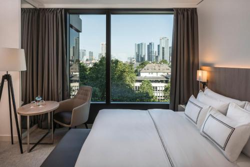 Habitación Premium Meliá con vistas al perfil urbano del hotel Melia Frankfurt City. Foto 2