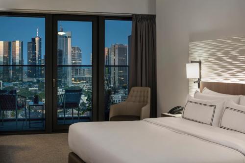 Habitación Premium The Level con vistas al horizonte y acceso al salón executive del hotel Melia Frankfurt City. Foto 1