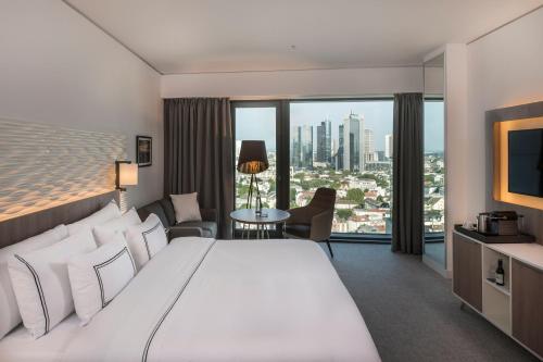 The Level Master Suite with Skyline View del hotel Melia Frankfurt City. Foto 6