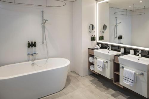 The Level Master Suite with Skyline View del hotel Melia Frankfurt City. Foto 7