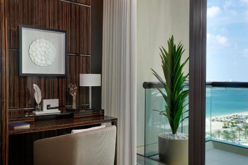 Royal Penthouse, 2 King Bedroom, Private Terrace Lounge, Beachfront Resort del hotel Marriott Resort Palm Jumeirah Dubai. Foto 2