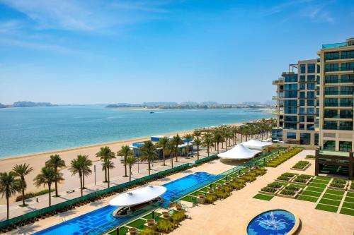 Grand Deluxe Room, 1 King Bed with Sofa Bed, Partial Sea View, Private Balcony, Beachfront Resort del hotel Marriott Resort Palm Jumeirah Dubai. Foto 2