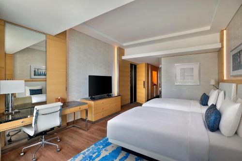 Palm Sea View Family Room, Connecting Guest room, Private Balcony, Beachfront Resort del hotel Marriott Resort Palm Jumeirah Dubai. Foto 1