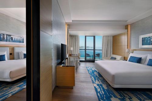 Palm Deluxe Family Room, Connecting Guest room, Private Balcony, Beachfront Resort del hotel Marriott Resort Palm Jumeirah Dubai
