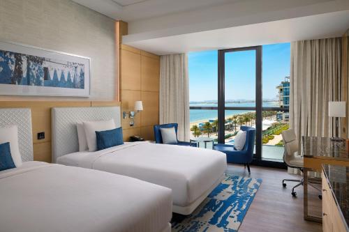 Grand Deluxe Room, 2 Double Beds, Partial Sea View, Private Balcony, Beachfront Resort del hotel Marriott Resort Palm Jumeirah Dubai