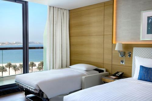 Grand Deluxe Room, 1 King Bed with Sofa Bed, Partial Sea View, Private Balcony, Beachfront Resort del hotel Marriott Resort Palm Jumeirah Dubai. Foto 1