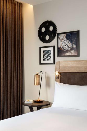 Habitación Doble Gantry - 2 camas individuales del hotel The Gantry London, Curio Collection by Hilton. Foto 1