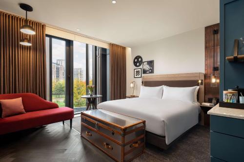 Habitación Gantry - 1 cama extragrande del hotel The Gantry London, Curio Collection by Hilton. Foto 3