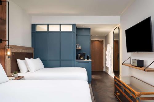 Habitación Doble Deluxe - 2 camas del hotel The Gantry London, Curio Collection by Hilton. Foto 6