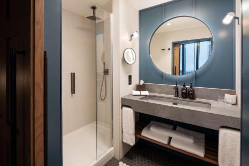 Habitaciones Comunicadas Familiares del hotel The Gantry London, Curio Collection by Hilton. Foto 4