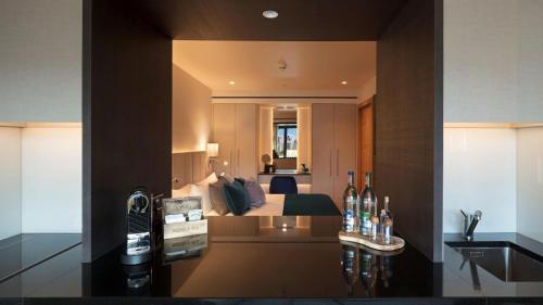 Suite Superior con cocina del hotel Tower Suites By Blue Orchid. Foto 5
