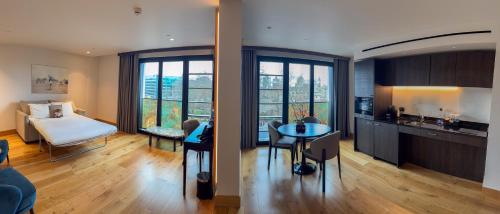 Suite Signature con cocina y vistas al puente de la Torre del hotel Tower Suites By Blue Orchid. Foto 10