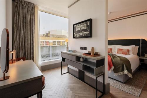 Habitación Superior con cama extragrande del hotel Hart Shoreditch Hotel London, Curio Collection by Hilton. Foto 3
