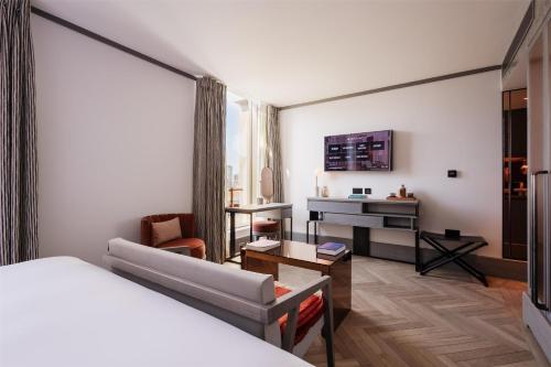 Habitación Superior con cama extragrande del hotel Hart Shoreditch Hotel London, Curio Collection by Hilton. Foto 5