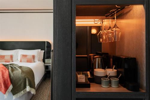 Habitación Superior con cama extragrande del hotel Hart Shoreditch Hotel London, Curio Collection by Hilton. Foto 6