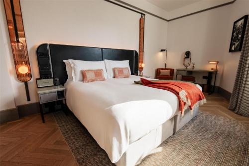 Habitación Superior esquinera con cama extragrande del hotel Hart Shoreditch Hotel London, Curio Collection by Hilton. Foto 1
