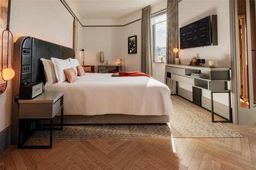 Habitación Superior esquinera con cama extragrande del hotel Hart Shoreditch Hotel London, Curio Collection by Hilton. Foto 2