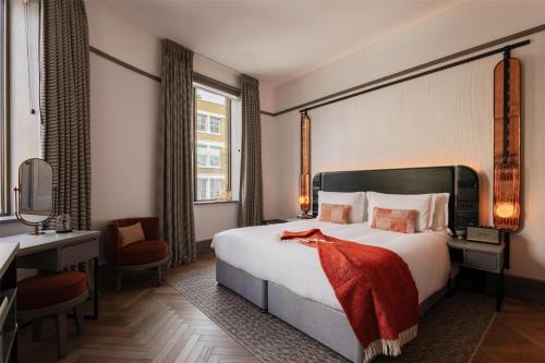 Habitación Superior esquinera con cama extragrande del hotel Hart Shoreditch Hotel London, Curio Collection by Hilton. Foto 5