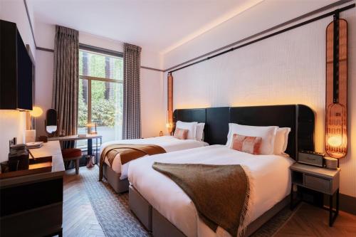 Habitación Doble Deluxe - 2 camas del hotel Hart Shoreditch Hotel London, Curio Collection by Hilton. Foto 2