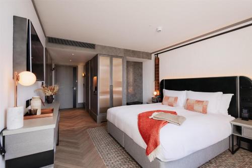 Habitación Deluxe con cama extragrande del hotel Hart Shoreditch Hotel London, Curio Collection by Hilton