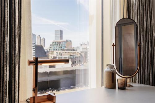 Habitación Deluxe con cama extragrande del hotel Hart Shoreditch Hotel London, Curio Collection by Hilton. Foto 1