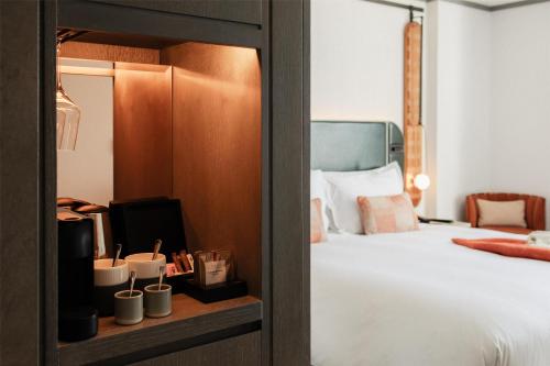 Habitación Deluxe con cama extragrande del hotel Hart Shoreditch Hotel London, Curio Collection by Hilton. Foto 3