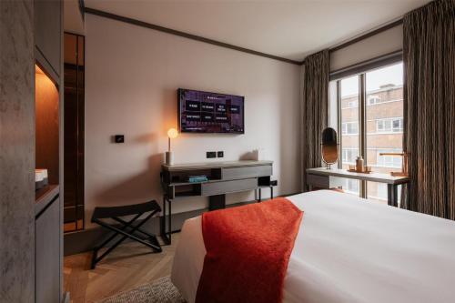 Habitación Deluxe - 1 cama grande del hotel Hart Shoreditch Hotel London, Curio Collection by Hilton. Foto 1