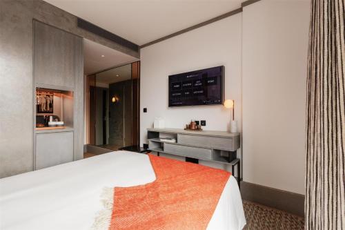 Habitación con cama grande del hotel Hart Shoreditch Hotel London, Curio Collection by Hilton. Foto 1