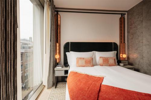 Habitación con cama grande del hotel Hart Shoreditch Hotel London, Curio Collection by Hilton. Foto 6