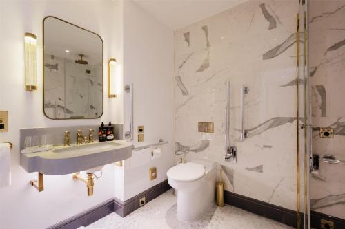 Habitación adaptada para personas de movilidad reducida - 1 cama grande del hotel Hart Shoreditch Hotel London, Curio Collection by Hilton. Foto 4