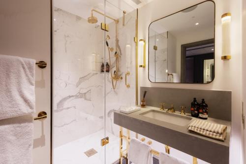 Suite Junior del hotel Hart Shoreditch Hotel London, Curio Collection by Hilton