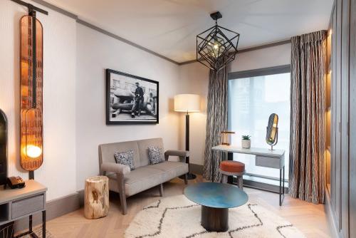 Suite Junior del hotel Hart Shoreditch Hotel London, Curio Collection by Hilton. Foto 7