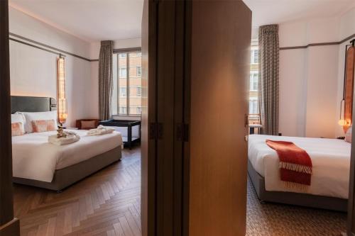 Habitación Familiar - Cama grande del hotel Hart Shoreditch Hotel London, Curio Collection by Hilton. Foto 6