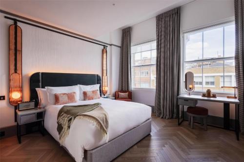 Habitación Familiar - Cama grande del hotel Hart Shoreditch Hotel London, Curio Collection by Hilton. Foto 7