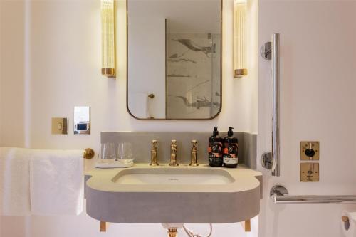 Habitación Familiar - Cama grande del hotel Hart Shoreditch Hotel London, Curio Collection by Hilton. Foto 8