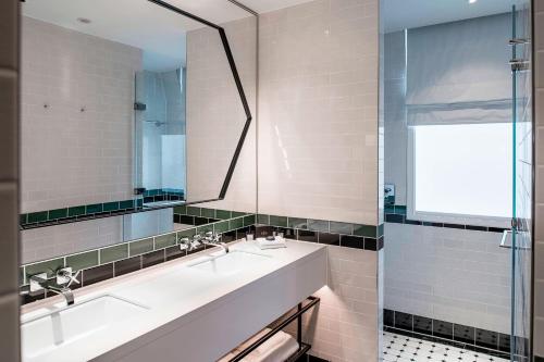 Suite con cama extragrande del hotel The Dixon,Tower Bridge, Autograph Collection. Foto 2