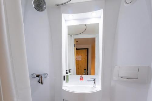 Habitación Doble Pequeña - Sin ventana del hotel easyHotel Paddington. Foto 4