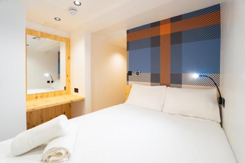 Lower Ground Standard Double Bed del hotel easyHotel Paddington. Foto 1