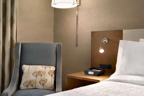 Habitación con cama extragrande y balcón del hotel Hilton Garden Inn New York Times Square South. Foto 1