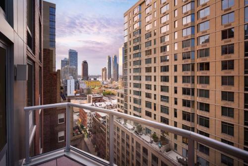 Habitación con cama extragrande y balcón del hotel Hilton Garden Inn New York Times Square South. Foto 2