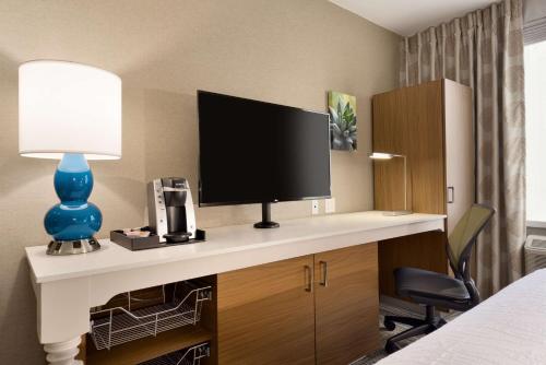 Habitación King adaptada para movilidad reducida y discapacidad auditiva del hotel Hilton Garden Inn New York Times Square South. Foto 1