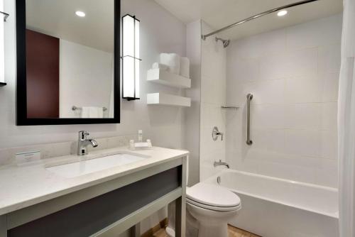 Habitación Doble adaptada para personas con discapacidad auditiva - 2 camas dobles del hotel Hilton Garden Inn New York Times Square South. Foto 2