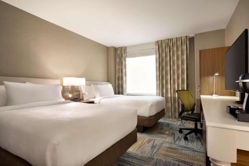 Habitación Doble adaptada para personas con discapacidad auditiva - 2 camas dobles del hotel Hilton Garden Inn New York Times Square South. Foto 3