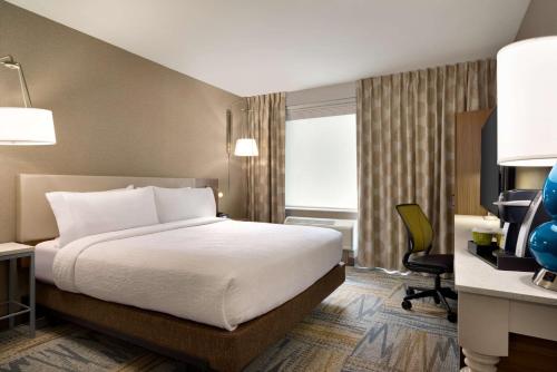 Habitación King adaptada para discapacidad auditiva del hotel Hilton Garden Inn New York Times Square South. Foto 2