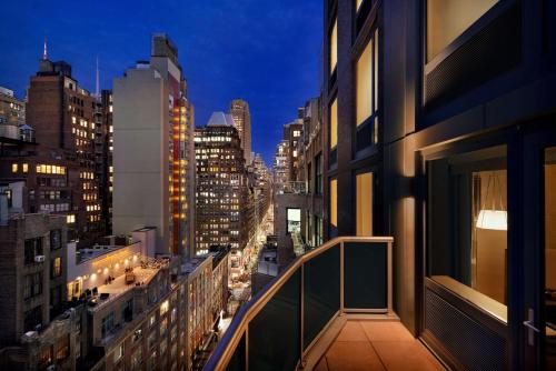 Habitación King con balcón del hotel Hilton Garden Inn New York Times Square South